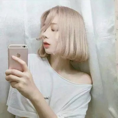 高墙、黑色与帅小伙